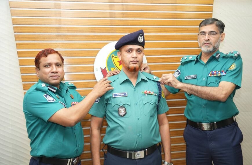 Additional Police Commissioner (Traffic) of DMP has bestowed rank badges on the sergeants promoted to the post of police inspectors