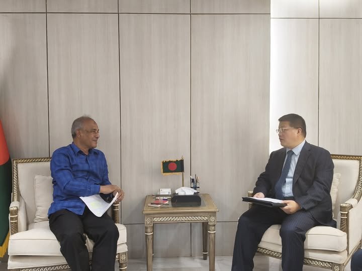 Chinese Ambassador Meets with Home…