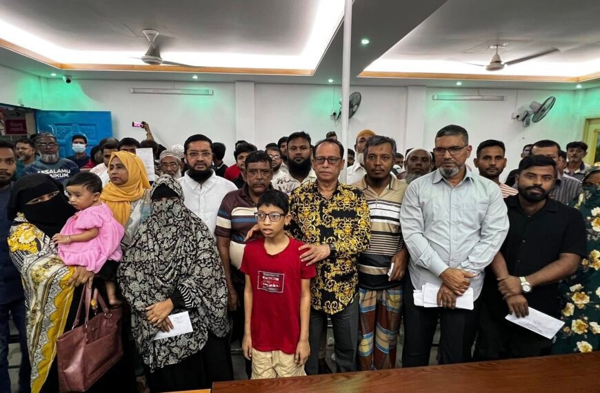 Dr. M A Qayyum provides financial assistance to families of martyrs and injured in Badda