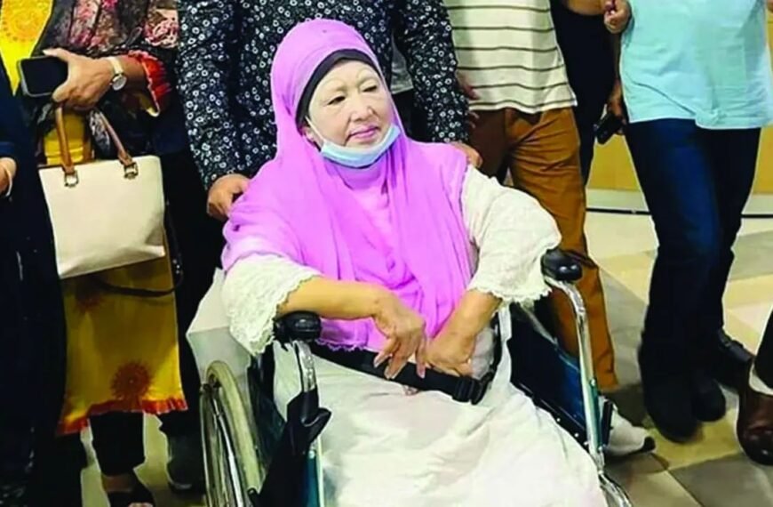 Begum Khaleda Zia in CCU, seeks prayer for her recovery