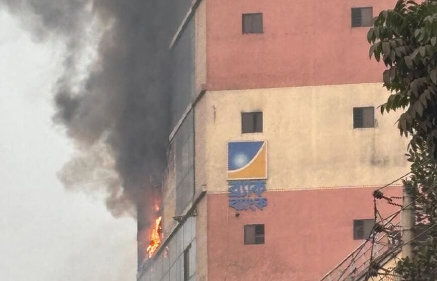 Fire breaks out in multi-storey building in Armanitola, Dhaka