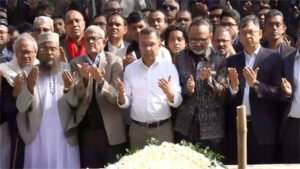 Tareque Rahman visits the grave of Shaheed Sharif&hellip;