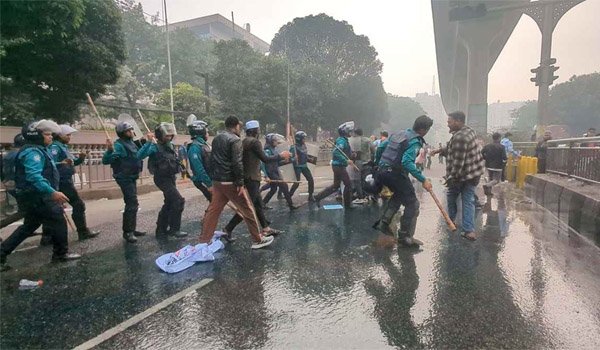 Police clash with mobile traders in Karwan Bazar