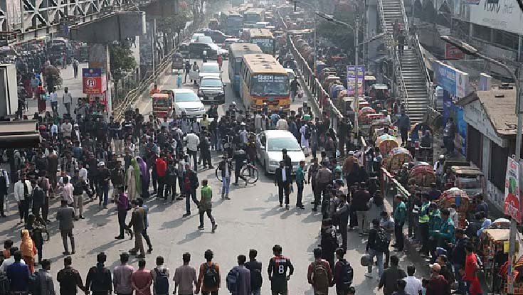 Students from seven colleges block roads, traffic at 3 places in Dhaka