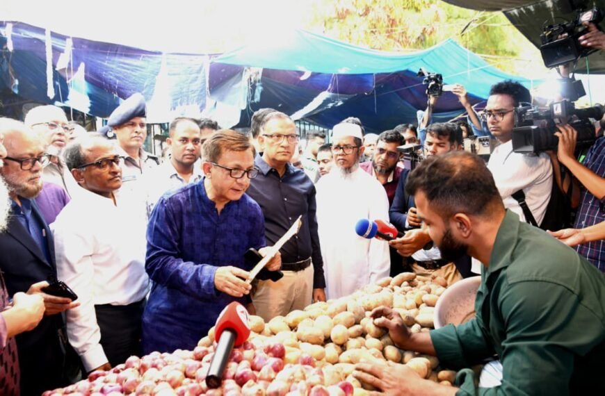 Commerce Minister Khandaker Abdul Muktadir makes surprise visit to Mohammadpur Town Hall Raw Market