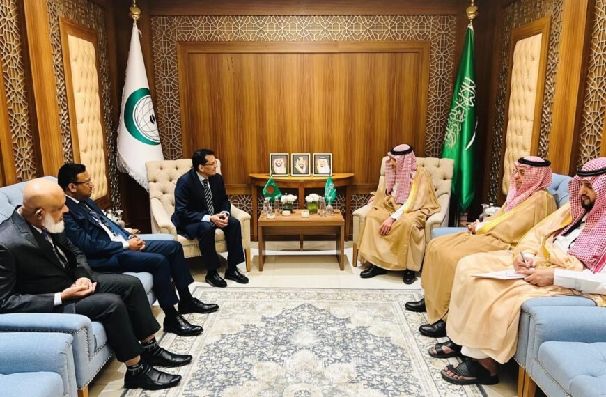 Bangladesh Foreign Minister holds sideline meeting with foreign ministers of five countries on the sidelines of OIC meeting