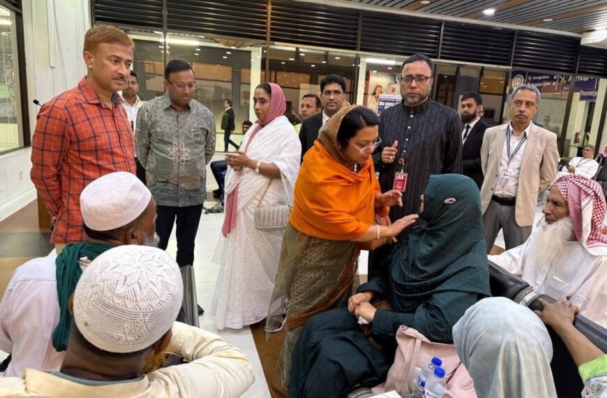 Minister Afroza Khanam Rita and Prime Minister’s Advisor Humayun Kabir at the airport to see stranded passengers whose flights were suspended due to the Middle East crisis