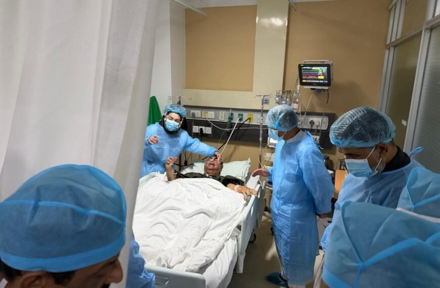 Prime Minister Tarique Rahman visits Mirza Abbas undergoing treatment at Evercare Hospital