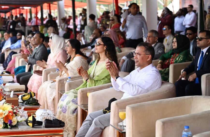President and Prime Minister inspect parade on Independence Day