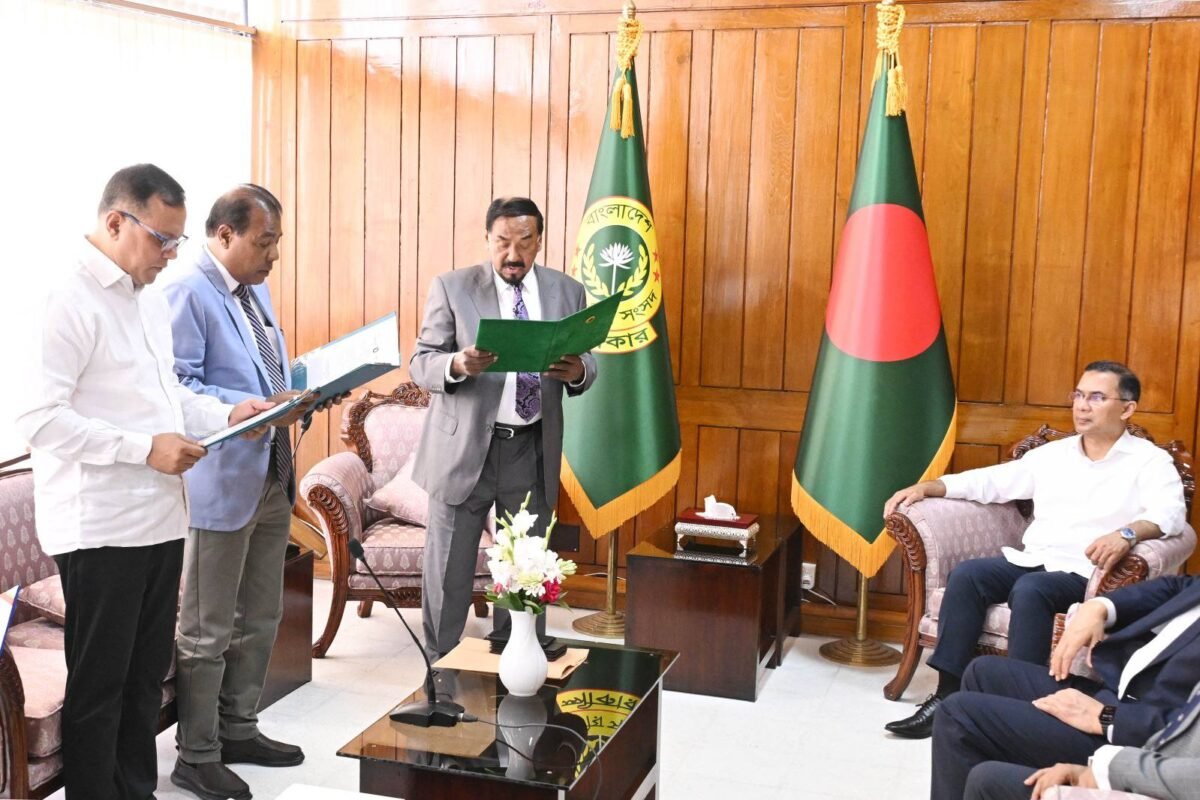 Speaker administers oath to newly elected members of…