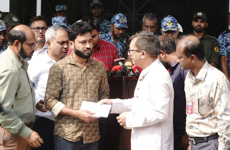 The body of Girish Chandra Sutradhar, an expatriate who died in Bahrain, has reached the country, and the Commerce Minister handed over the body to his family