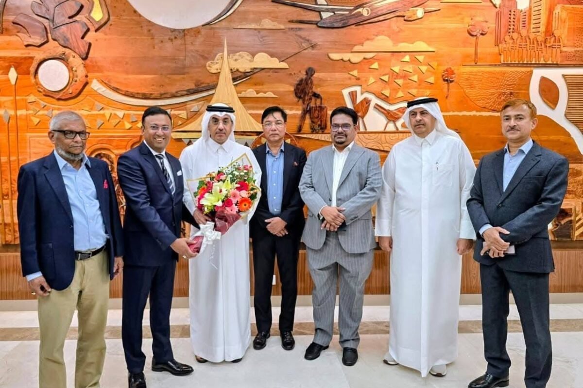 Qatari Labor Minister Arrives in Dhaka