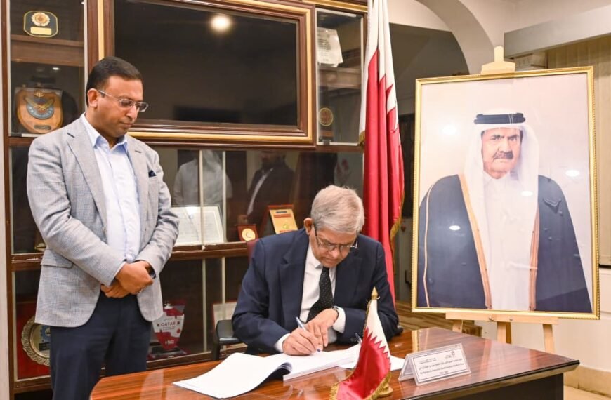 Local Government Minister signs condolence book on death of former Emir of Qatar