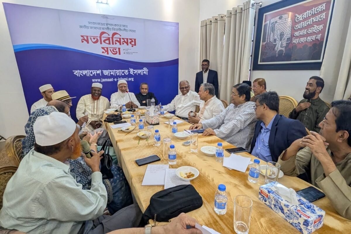 Opposition leader holds meeting with newspaper editors