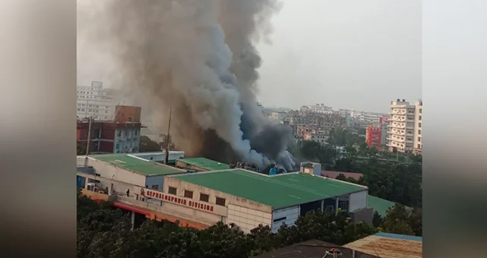 Fire Breaks Out at Ibn Sina Pharmaceuticals in Kaliakair; 6 Fire Service Units Working to Bring It Under Control